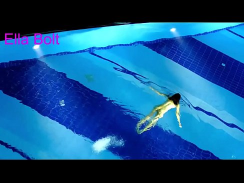 ❤️ Non podo deixar de mirar, unha moza loira que é sorprendida nadando espida na piscina do resort ELLA BOLT ❤ Sexo de calidade na pornografía gl.dreamypassionjourney.ru ☑